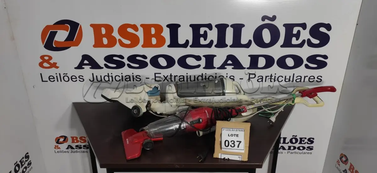 LOTE 037 - 02 ASPIRADORES DE PÓ SENDO 01 MARCA PHILCO E 01 MONDIAL. (NO ESTADO) ATENÇÃO! FAZER A VISITAÇÃO ANTES DE ARREMATAR, NÃO SABEMOS SE FUNCIONA, LEILÃO NÃO TEM GARANTIA E NEM DEVOLUÇÃO, SUJEITO A POSSÍVEIS AVARIAS VISÍVEIS/OCULTAS E/OU AUSÊNCIA DE COMPONENTES.