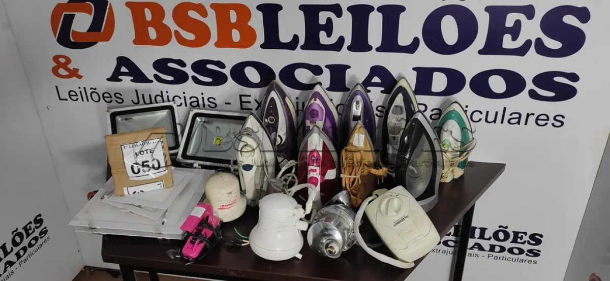 LOTE 050 - 10 FERROS DE PASSAR DE MARCAS E MODELOS DIVERSOS, 04 CHUVEIROS MODELOS DIVERSOS, 04 LUMINÁRIAS E 02 REFLETORES. (NO ESTADO) ATENÇÃO! FAZER A VISITAÇÃO ANTES DE ARREMATAR, NÃO SABEMOS SE FUNCIONA, LEILÃO NÃO TEM GARANTIA E NEM DEVOLUÇÃO, SUJEITO A POSSÍVEIS AVARIAS VISÍVEIS/OCULTAS E/OU AUSÊNCIA DE COMPONENTES.