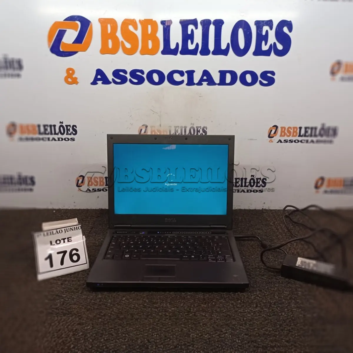 LOTE 176 - 01 NOTEBOOK MARCA DELL COM CARREGADOR. (NO ESTADO) ATENÇÃO! FAZER A VISITAÇÃO ANTES DE ARREMATAR, NÃO SABEMOS SE FUNCIONA, LEILÃO NÃO TEM GARANTIA E NEM DEVOLUÇÃO, SUJEITO A POSSÍVEIS AVARIAS VISÍVEIS/OCULTAS E/OU AUSÊNCIA DE COMPONENTES.