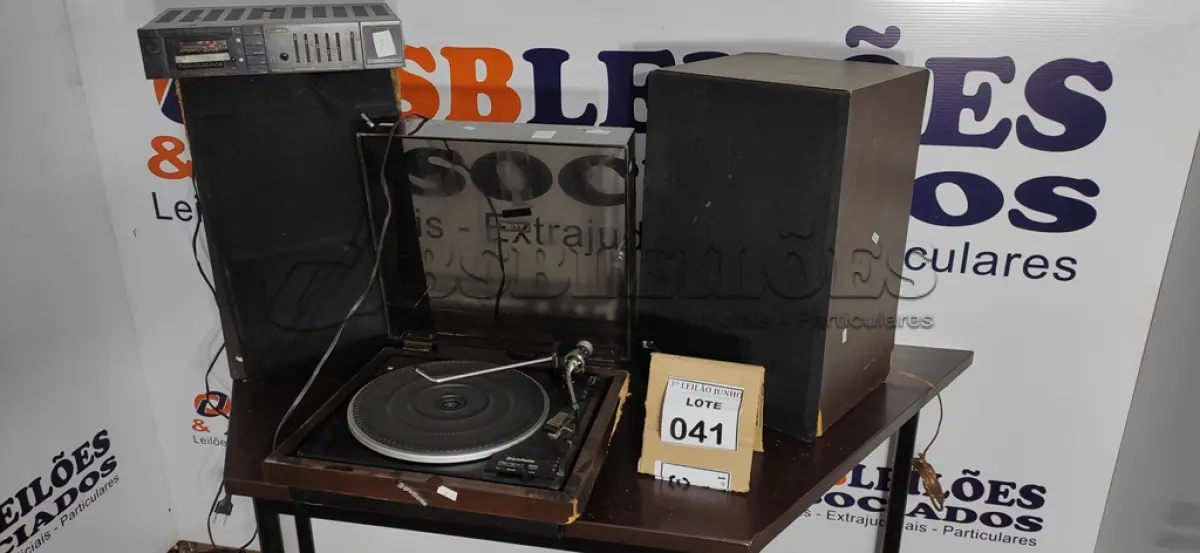 LOTE 041 - 01 TOCA VINIL COM 02 CAIXAS DE SOM E 01 AMPLIFICADOR MARCA GRADIENTE. (NO ESTADO) ATENÇÃO! FAZER A VISITAÇÃO ANTES DE ARREMATAR, NÃO SABEMOS SE FUNCIONA, LEILÃO NÃO TEM GARANTIA E NEM DEVOLUÇÃO, SUJEITO A POSSÍVEIS AVARIAS VISÍVEIS/OCULTAS E/OU AUSÊNCIA DE COMPONENTES.