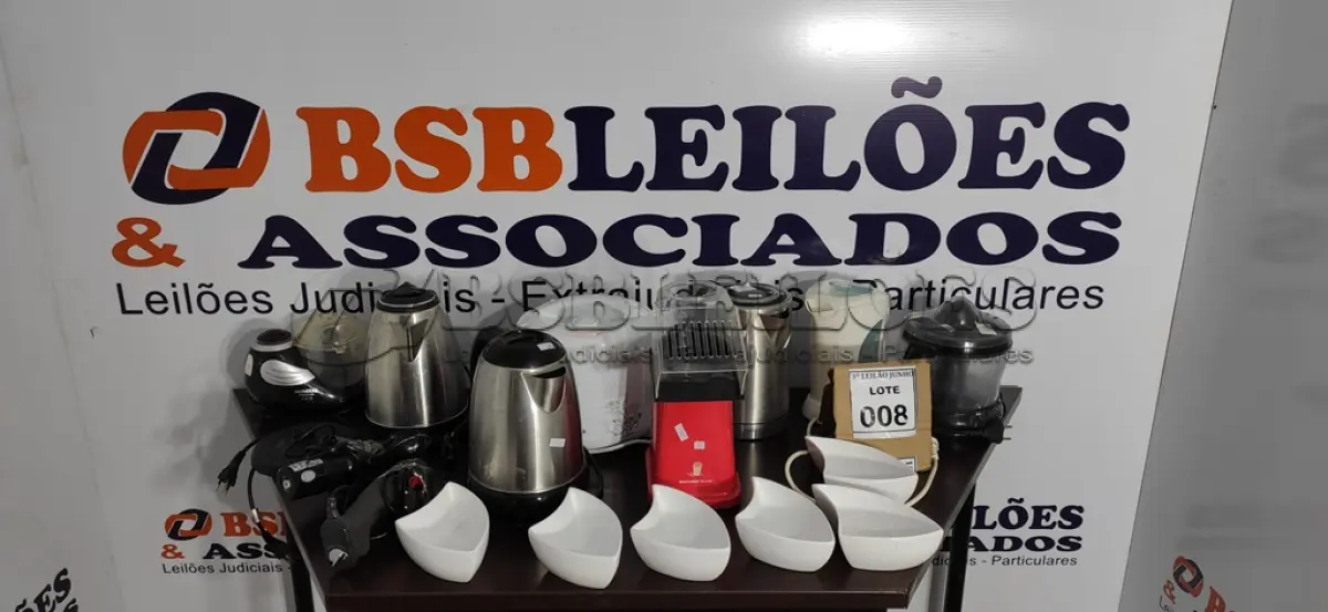 LOTE 008 - 03 CHALEIRAS, 01 PANELA ELÉTRICA, 01 PIPOQUEIRA, 02 MIXERS, 06 TIGELAS DE LOUÇA E ELETRODOMÉSTICOS DIVERSOS. (NO ESTADO) ATENÇÃO! FAZER A VISITAÇÃO ANTES DE ARREMATAR, NÃO SABEMOS SE FUNCIONA, LEILÃO NÃO TEM GARANTIA E NEM DEVOLUÇÃO, SUJEITO A POSSÍVEIS AVARIAS VISÍVEIS/OCULTAS E/OU AUSÊNCIA DE COMPONENTES.