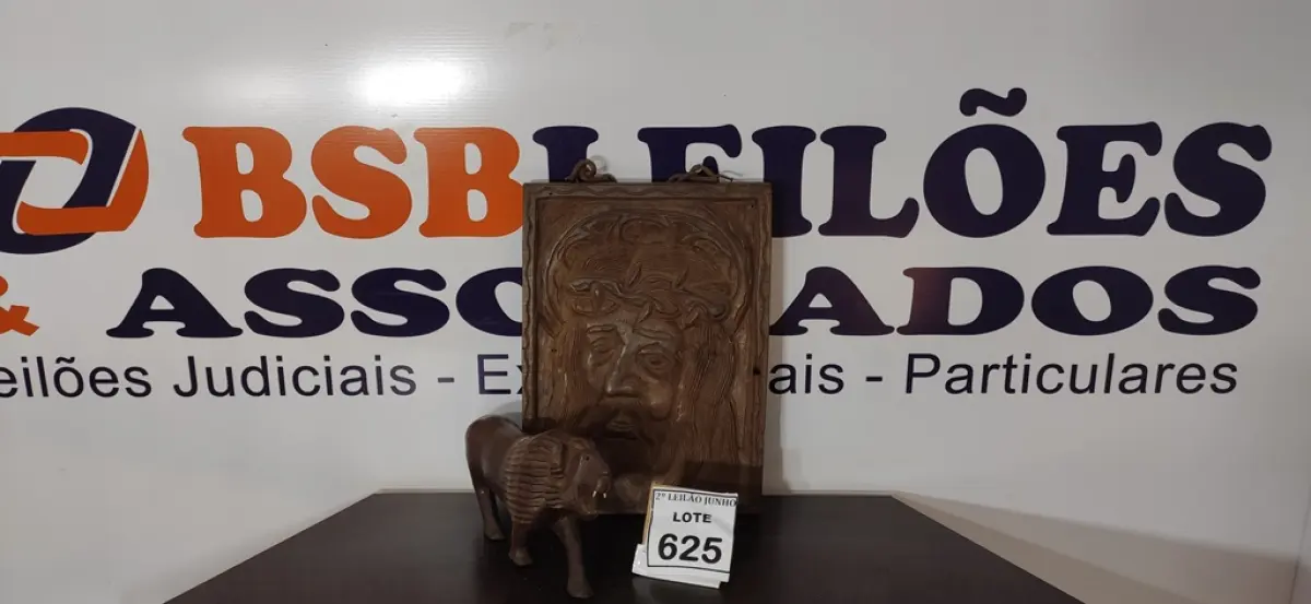 01 QUADRO ENTALHADO E 01 LEÃO DE MADEIRA.  (NO ESTADO) ATENÇÃO! FAZER A VISITAÇÃO ANTES DE ARREMATAR, NÃO SABEMOS SE FUNCIONA, LEILÃO NÃO TEM GARANTIA E NEM DEVOLUÇÃO, SUJEITO A POSSÍVEIS AVARIAS VISÍVEIS/OCULTAS E/OU AUSÊNCIA DE COMPONENTES.