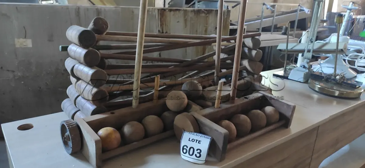 LOTE 603 - 01 LOTE COM GRANDE QUANTIDADE DE TACOS E BOLAS DE CROQUETE COM 3 CARRINHOS DE MADEIRA.  (NO ESTADO) ATENÇÃO! FAZER A VISITAÇÃO ANTES DE ARREMATAR, NÃO SABEMOS SE FUNCIONA, LEILÃO NÃO TEM GARANTIA E NEM DEVOLUÇÃO, SUJEITO A POSSÍVEIS AVARIAS VISÍVEIS/OCULTAS E/OU AUSÊNCIA DE COMPONENTES.