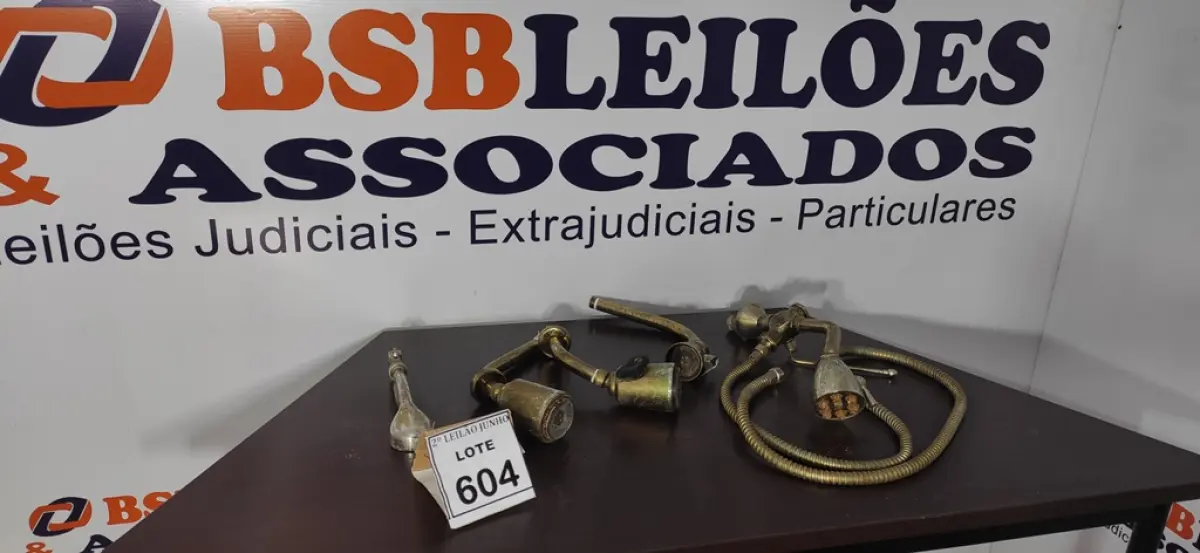 04 DUCHAS DE METAL E 01 DUCHA DE MÃO.  (NO ESTADO) ATENÇÃO! FAZER A VISITAÇÃO ANTES DE ARREMATAR, NÃO SABEMOS SE FUNCIONA, LEILÃO NÃO TEM GARANTIA E NEM DEVOLUÇÃO, SUJEITO A POSSÍVEIS AVARIAS VISÍVEIS/OCULTAS E/OU AUSÊNCIA DE COMPONENTES.