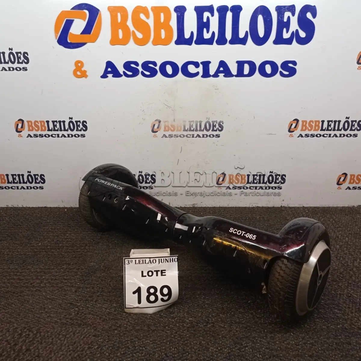 LOTE 189 - 01 HOVERBOARD NA COR PRETA. (NO ESTADO) ATENÇÃO! FAZER A VISITAÇÃO ANTES DE ARREMATAR, NÃO SABEMOS SE FUNCIONA, LEILÃO NÃO TEM GARANTIA E NEM DEVOLUÇÃO, SUJEITO A POSSÍVEIS AVARIAS VISÍVEIS/OCULTAS E/OU AUSÊNCIA DE COMPONENTES.