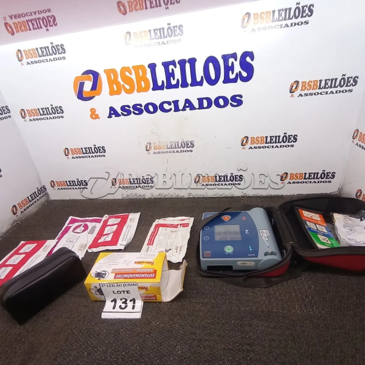 LOTE 131 - 01 DESFIBRILADOR E 01 ESFIGMOMANÔMETRO. (NO ESTADO) ATENÇÃO! FAZER A VISITAÇÃO ANTES DE ARREMATAR, NÃO SABEMOS SE FUNCIONA, LEILÃO NÃO TEM GARANTIA E NEM DEVOLUÇÃO, SUJEITO A POSSÍVEIS AVARIAS VISÍVEIS/OCULTAS E/OU AUSÊNCIA DE COMPONENTES.