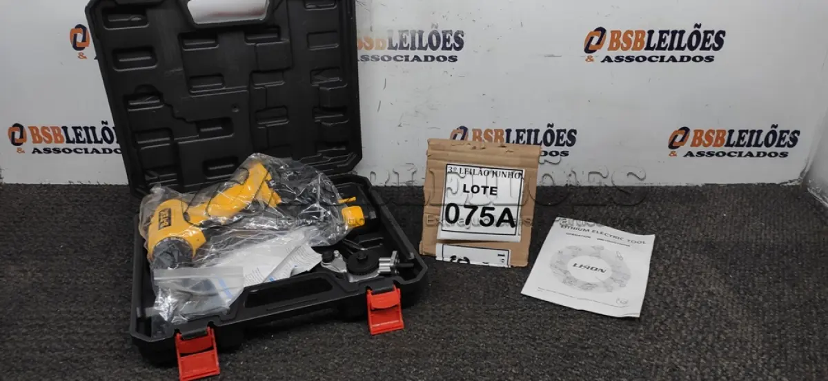 LOTE 075 - PARAFUSADEIRA 48V A BATERIAS E ADAPTADOR CORTADOR DE CHAPA COM MALETA. (NO ESTADO) ATENÇÃO! FAZER A VISITAÇÃO ANTES DE ARREMATAR, NÃO SABEMOS SE FUNCIONA, LEILÃO NÃO TEM GARANTIA E NEM DEVOLUÇÃO, SUJEITO A POSSÍVEIS AVARIAS VISÍVEIS/OCULTAS E/OU AUSÊNCIA DE COMPONENTES. 