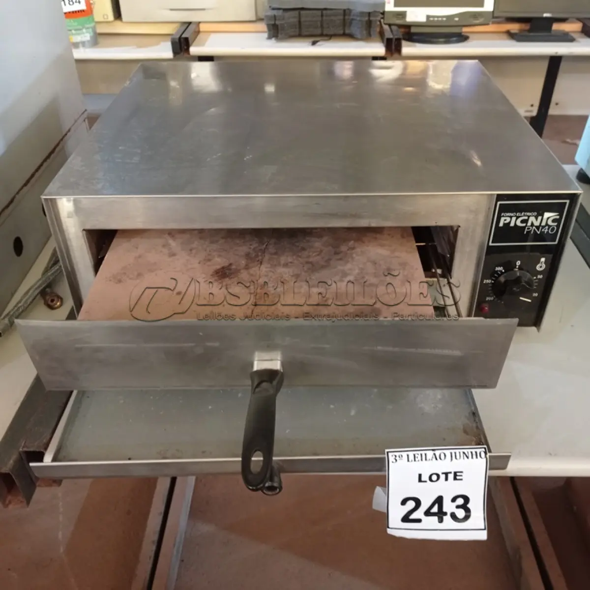 LOTE 243 - 01 FORNO ELÉTRICO INOX MARCA PICNIC. (NO ESTADO) ATENÇÃO! FAZER A VISITAÇÃO ANTES DE ARREMATAR, NÃO SABEMOS SE FUNCIONA, LEILÃO NÃO TEM GARANTIA E NEM DEVOLUÇÃO, SUJEITO A POSSÍVEIS AVARIAS VISÍVEIS/OCULTAS E/OU AUSÊNCIA DE COMPONENTES.
