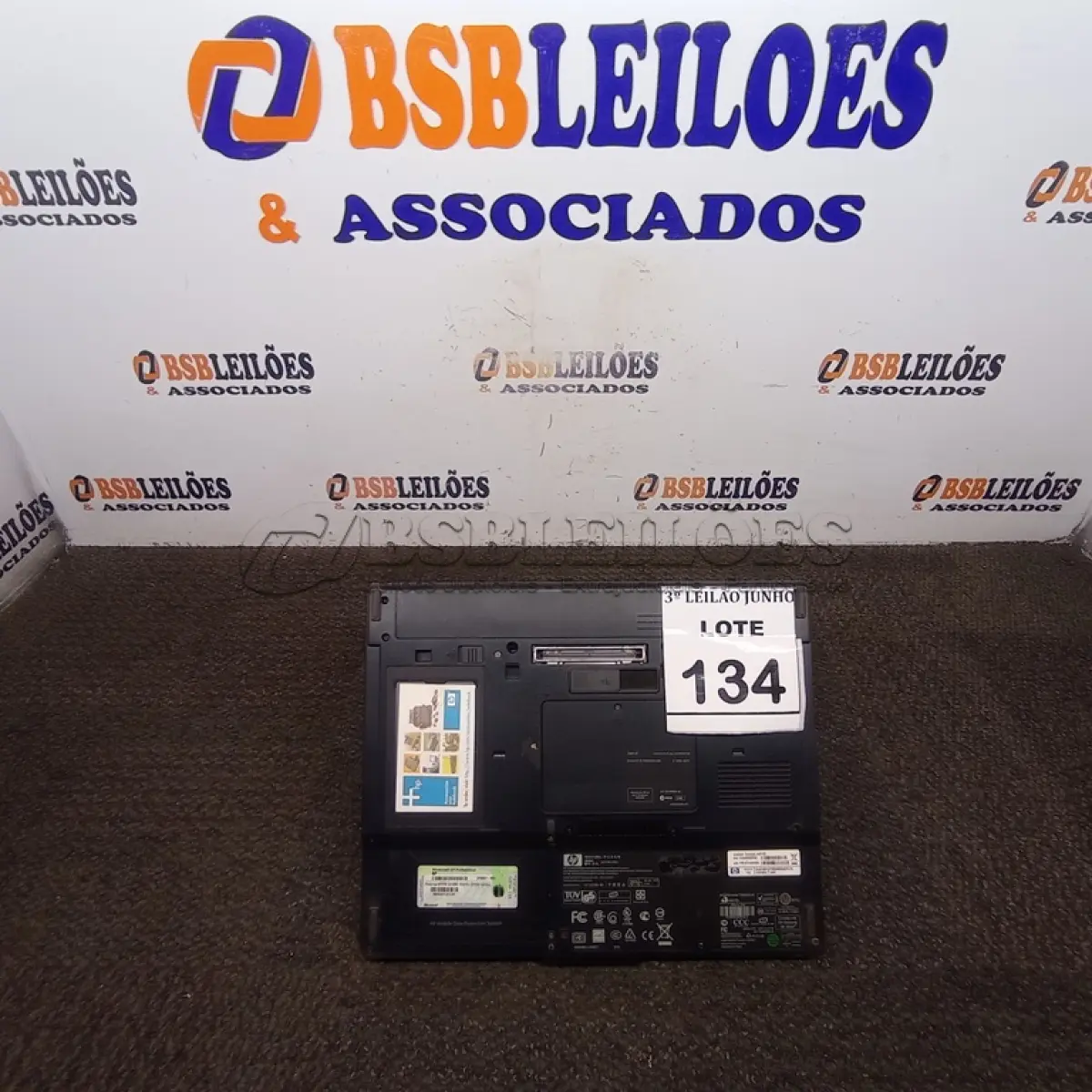 LOTE 134 - 01 NOTEBOOK MARCA HP. (NO ESTADO) ATENÇÃO! FAZER A VISITAÇÃO ANTES DE ARREMATAR, NÃO SABEMOS SE FUNCIONA, LEILÃO NÃO TEM GARANTIA E NEM DEVOLUÇÃO, SUJEITO A POSSÍVEIS AVARIAS VISÍVEIS/OCULTAS E/OU AUSÊNCIA DE COMPONENTES.