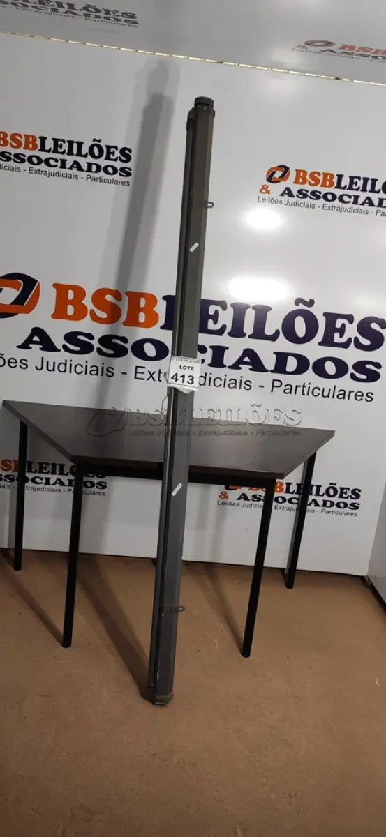 LOTE 413 - 01 TELA DE PROJEÇÃO. (NO ESTADO) ATENÇÃO! FAZER A VISITAÇÃO ANTES DE ARREMATAR, NÃO SABEMOS SE FUNCIONA, LEILÃO NÃO TEM GARANTIA E NEM DEVOLUÇÃO, SUJEITO A POSSÍVEIS AVARIAS VISÍVEIS/OCULTAS E/OU AUSÊNCIA DE COMPONENTES.