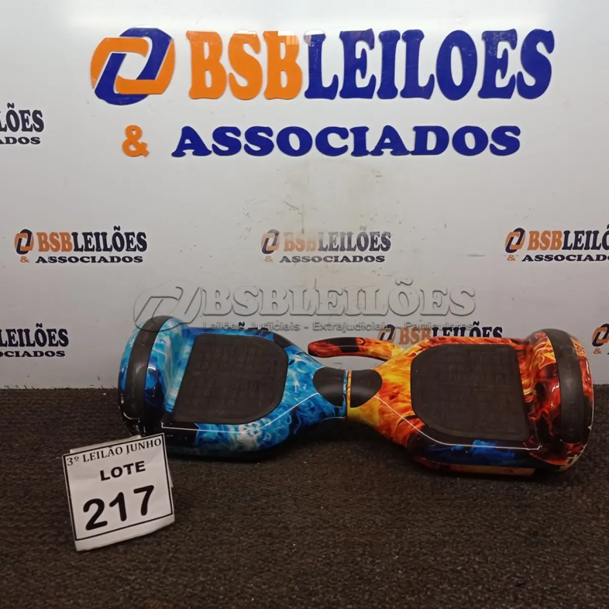 LOTE 217 - 01 HOVERBOARD NA COR VERMELHO E AZUL. (NO ESTADO) ATENÇÃO! FAZER A VISITAÇÃO ANTES DE ARREMATAR, NÃO SABEMOS SE FUNCIONA, LEILÃO NÃO TEM GARANTIA E NEM DEVOLUÇÃO, SUJEITO A POSSÍVEIS AVARIAS VISÍVEIS/OCULTAS E/OU AUSÊNCIA DE COMPONENTES.