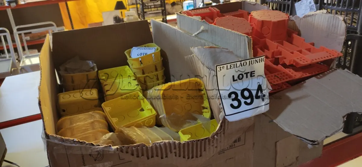 LOTE 394 - 01 LOTE COM GRANDE QUANTIDADE DE CAIXAS PARA TOMADAS. (NO ESTADO) ATENÇÃO! FAZER A VISITAÇÃO ANTES DE ARREMATAR, NÃO SABEMOS SE FUNCIONA. LEILÃO NÃO TEM GARANTIA E NEM DEVOLUÇÃO, SUJEITO A POSSÍVEIS AVARIAS VISÍVEIS/OCULTAS E/OU AUSÊNCIA DE COMPONENTES.