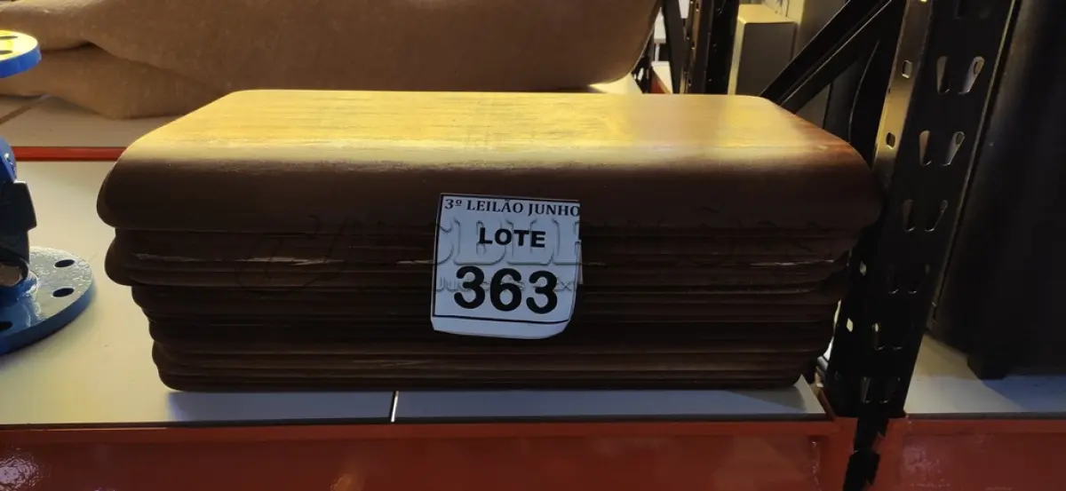 LOTE 363 - 20 TÁBUAS COMPENSADAS VERNIZADAS. (NO ESTADO) ATENÇÃO! FAZER A VISITAÇÃO ANTES DE ARREMATAR, NÃO SABEMOS SE FUNCIONA. LEILÃO NÃO TEM GARANTIA E NEM DEVOLUÇÃO, SUJEITO A POSSÍVEIS AVARIAS VISÍVEIS/OCULTAS E/OU AUSÊNCIA DE COMPONENTES.