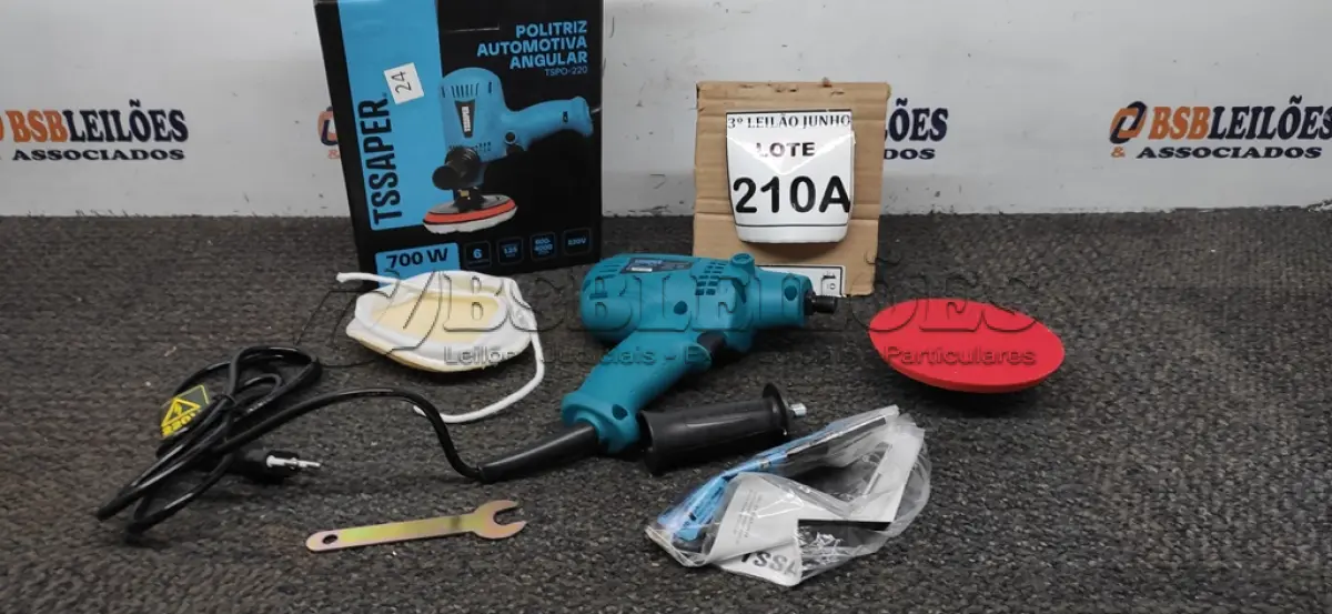 LOTE 210 - POLITRIZ AUTOMOTIVA ANGULAR  700W 6VELOCIDADES 600-4000RPM 220V COM PUNHO, CHAVE, DISCO E BOINA DE LÃ. (NO ESTADO) ATENÇÃO! FAZER A VISITAÇÃO ANTES DE ARREMATAR, NÃO SABEMOS SE FUNCIONA, LEILÃO NÃO TEM GARANTIA E NEM DEVOLUÇÃO, SUJEITO A POSSÍVEIS AVARIAS VISÍVEIS/OCULTAS E/OU AUSÊNCIA DE COMPONENTES. 