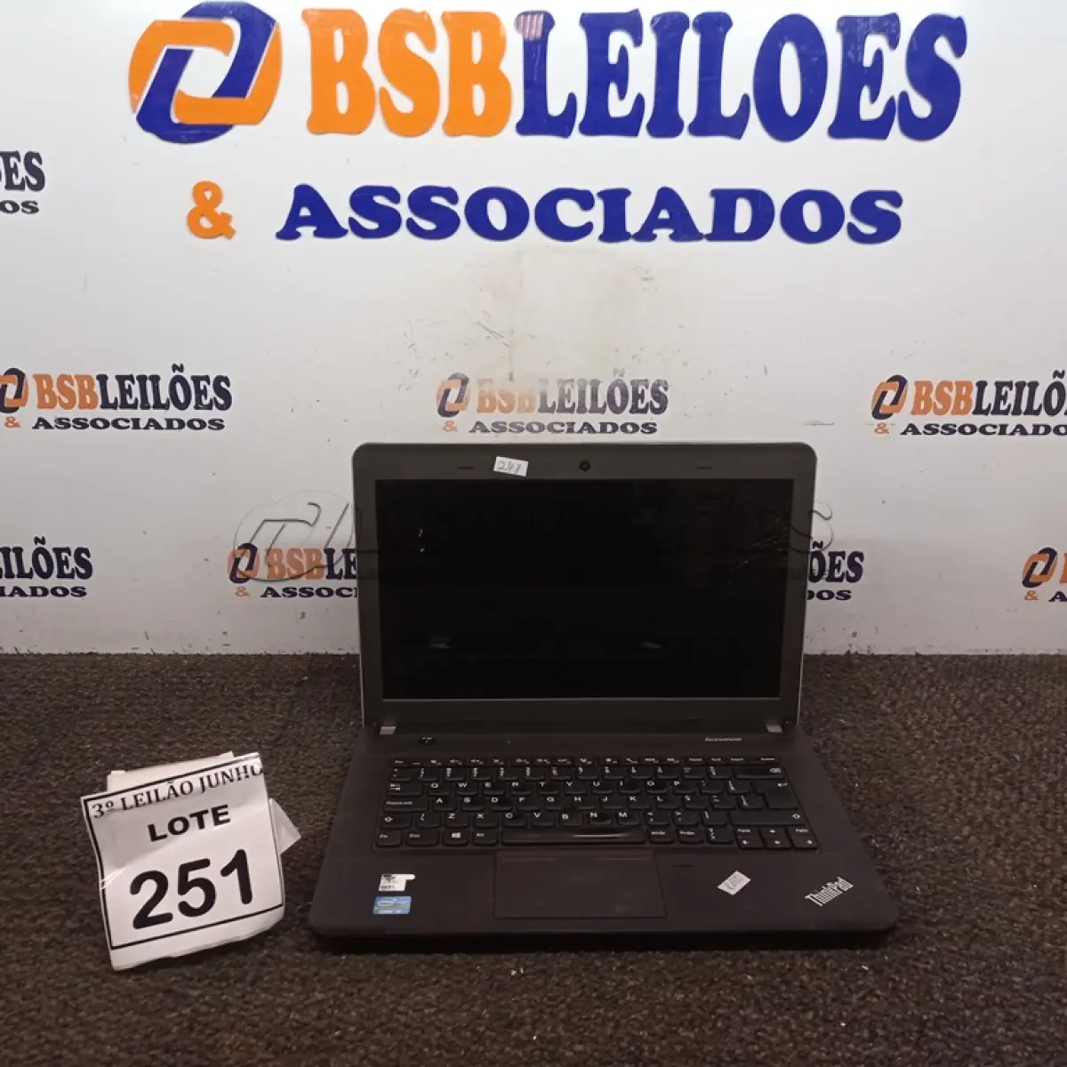 LOTE 251 - 01 NOTEBOOK MARCA LENOVO. (NO ESTADO) ATENÇÃO! FAZER A VISITAÇÃO ANTES DE ARREMATAR, NÃO SABEMOS SE FUNCIONA, LEILÃO NÃO TEM GARANTIA E NEM DEVOLUÇÃO, SUJEITO A POSSÍVEIS AVARIAS VISÍVEIS/OCULTAS E/OU AUSÊNCIA DE COMPONENTES.