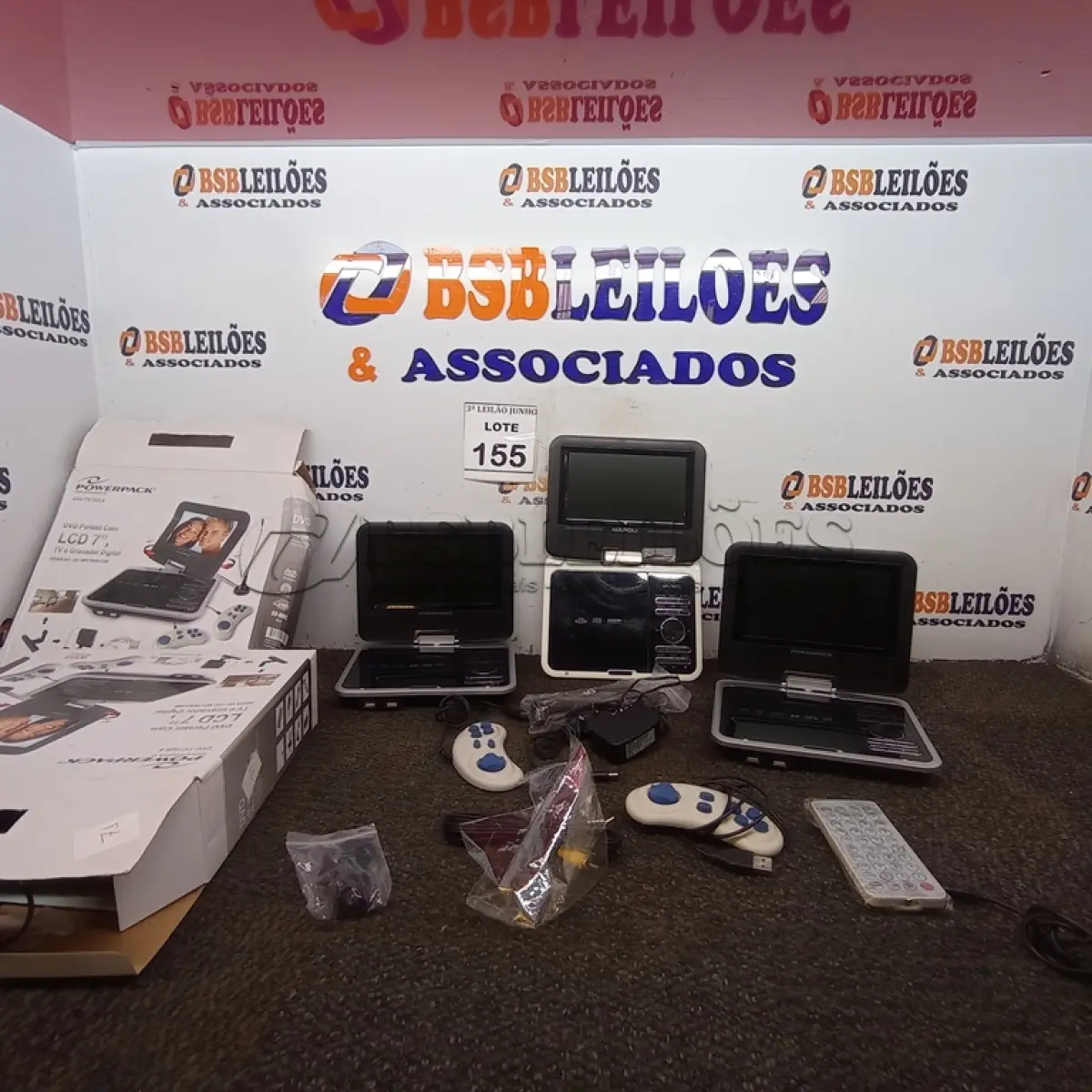 LOTE 155 - 03 APARELHOS DE DVD PORTÁTIL LCD 7’’. (NO ESTADO) ATENÇÃO! FAZER A VISITAÇÃO ANTES DE ARREMATAR, NÃO SABEMOS SE FUNCIONA, LEILÃO NÃO TEM GARANTIA E NEM DEVOLUÇÃO, SUJEITO A POSSÍVEIS AVARIAS VISÍVEIS/OCULTAS E/OU AUSÊNCIA DE COMPONENTES.