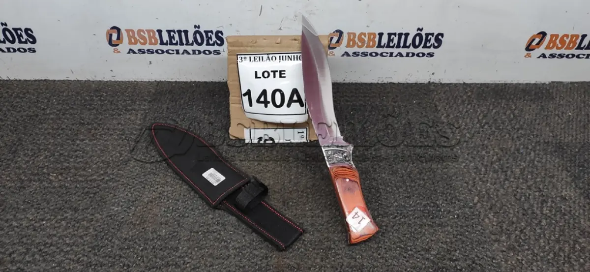 LOTE 140 - FACA IMPORTADA AÇO INOXIDÁVEL CABO EM MADEIRA COM DETALHE DE ESCORPIÃO NA GUARDA  FULL TANG BAINHA DE NYLON TAMANHO TOTAL 32CM PESO 390G JÁ AFIADA. (NO ESTADO) ATENÇÃO! FAZER A VISITAÇÃO ANTES DE ARREMATAR, NÃO SABEMOS SE FUNCIONA, LEILÃO NÃO TEM GARANTIA E NEM DEVOLUÇÃO, SUJEITO A POSSÍVEIS AVARIAS VISÍVEIS/OCULTAS E/OU AUSÊNCIA DE COMPONENTES.  
