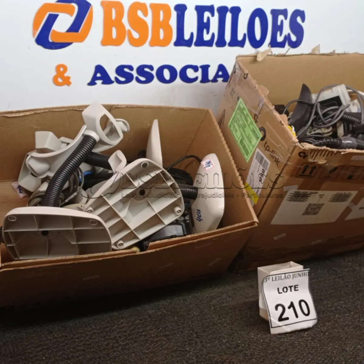 LOTE 210 - 01 LOTE COM GRANDE QUANTIDADE DE LEITORES DE CÓDIGO DE BARRAS E CÂMERAS DE SEGURANÇA. (NO ESTADO) ATENÇÃO! FAZER A VISITAÇÃO ANTES DE ARREMATAR, NÃO SABEMOS SE FUNCIONA, LEILÃO NÃO TEM GARANTIA E NEM DEVOLUÇÃO, SUJEITO A POSSÍVEIS AVARIAS VISÍVEIS/OCULTAS E/OU AUSÊNCIA DE COMPONENTES.
