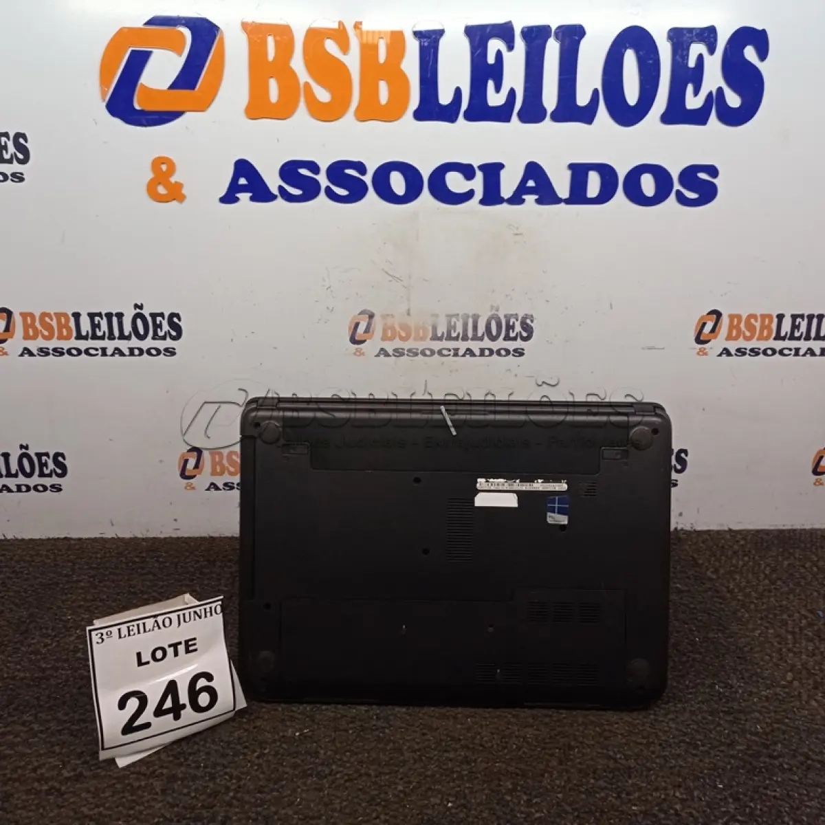 LOTE 246 - 01 NOTEBOOK MARCA DELL. (NO ESTADO) ATENÇÃO! FAZER A VISITAÇÃO ANTES DE ARREMATAR, NÃO SABEMOS SE FUNCIONA, LEILÃO NÃO TEM GARANTIA E NEM DEVOLUÇÃO, SUJEITO A POSSÍVEIS AVARIAS VISÍVEIS/OCULTAS E/OU AUSÊNCIA DE COMPONENTES.