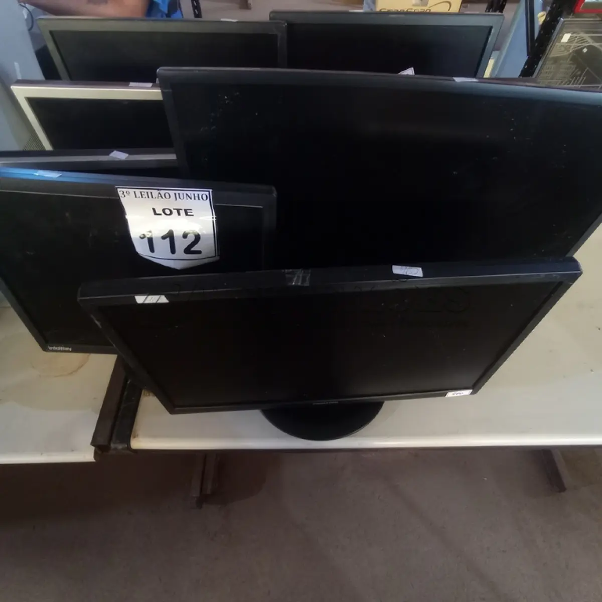 LOTE 112 - 08 MONITORES DE MARCA E MODELOS DIVERSOS. (NO ESTADO) ATENÇÃO! FAZER A VISITAÇÃO ANTES DE ARREMATAR, NÃO SABEMOS SE FUNCIONA, LEILÃO NÃO TEM GARANTIA E NEM DEVOLUÇÃO, SUJEITO A POSSÍVEIS AVARIAS VISÍVEIS/OCULTAS E/OU AUSÊNCIA DE COMPONENTES.