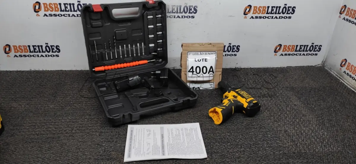 LOTE 400 - PARAFUSADEIRA   BTEK 12V COM MALETA E ACESSÓRIOS. (NO ESTADO) ATENÇÃO! FAZER A VISITAÇÃO ANTES DE ARREMATAR, NÃO SABEMOS SE FUNCIONA, LEILÃO NÃO TEM GARANTIA E NEM DEVOLUÇÃO, SUJEITO A POSSÍVEIS AVARIAS VISÍVEIS/OCULTAS E/OU AUSÊNCIA DE COMPONENTES. 