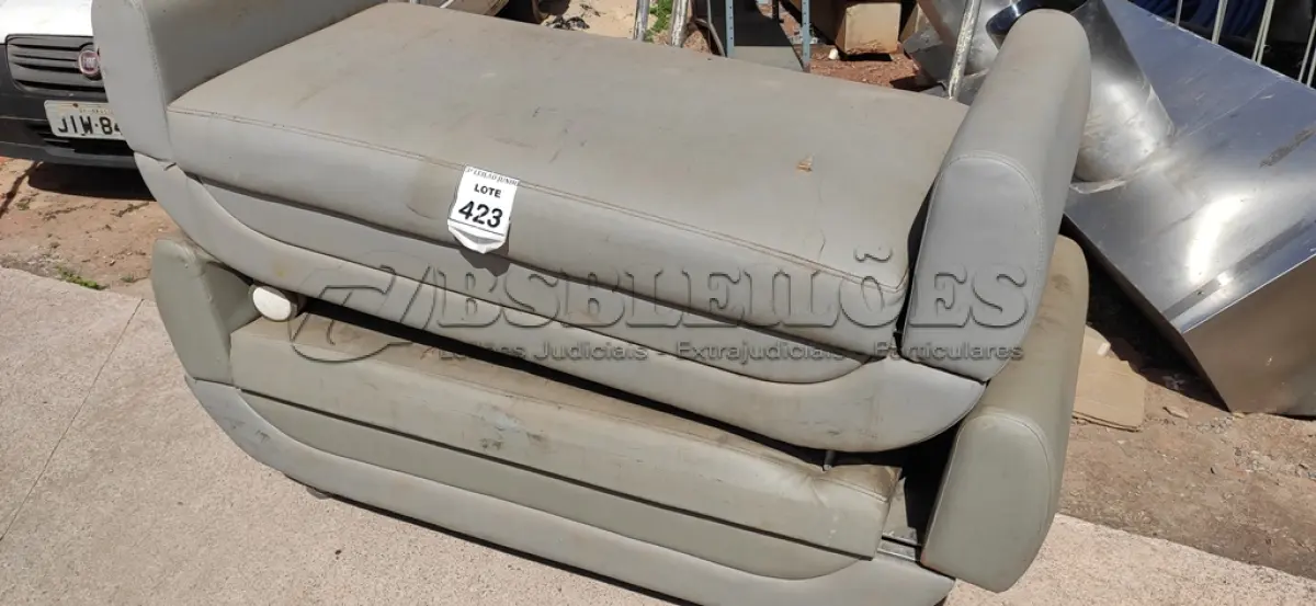 LOTE 423 - 02 SOFÁS DE 02 LUGARES COM RODINHAS. (NO ESTADO) ATENÇÃO! FAZER A VISITAÇÃO ANTES DE ARREMATAR, NÃO SABEMOS SE FUNCIONA, LEILÃO NÃO TEM GARANTIA E NEM DEVOLUÇÃO, SUJEITO A POSSÍVEIS AVARIAS VISÍVEIS/OCULTAS E/OU AUSÊNCIA DE COMPONENTES.