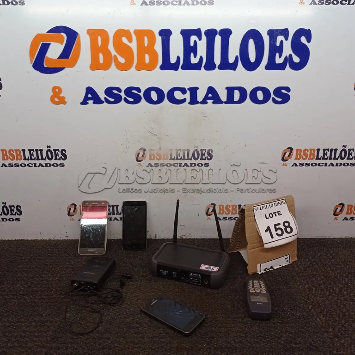 LOTE 158 - 03 APARELHOS SMARTPHONE MODELOS E MARCAS DIVERSAS, 01 APARELHO DE CELULAR MARCA NOKIA, 01 MICROFONE PORTÁTIL E 01 ROTEADOR.  (NO ESTADO) ATENÇÃO! FAZER A VISITAÇÃO ANTES DE ARREMATAR, NÃO SABEMOS SE FUNCIONA, LEILÃO NÃO TEM GARANTIA E NEM DEVOLUÇÃO, SUJEITO A POSSÍVEIS AVARIAS VISÍVEIS/OCULTAS E/OU AUSÊNCIA DE COMPONENTES.