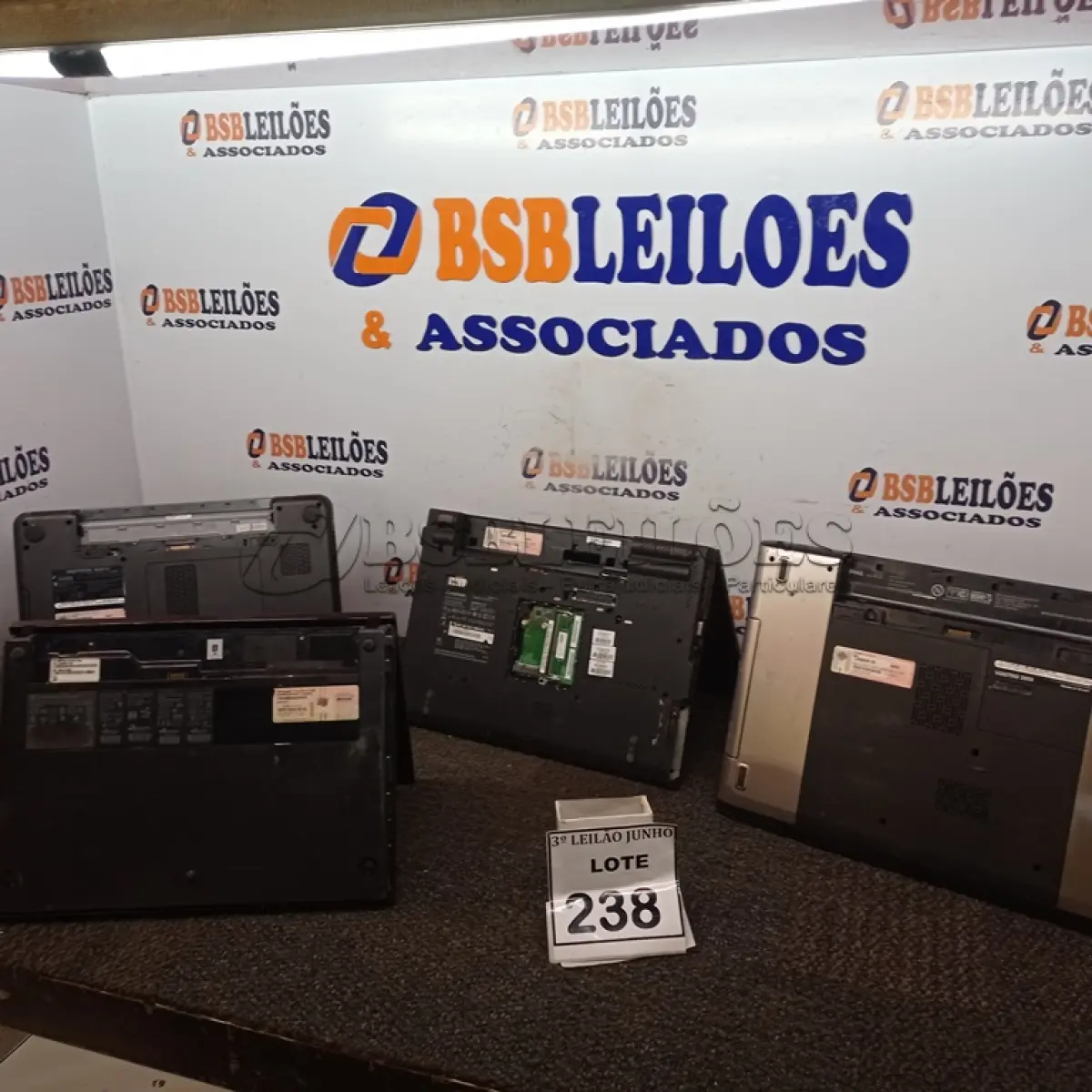 LOTE 238 - 04 NOTEBOOKS DE MARCAS E MODELOS DIVERSOS. (NO ESTADO) ATENÇÃO! FAZER A VISITAÇÃO ANTES DE ARREMATAR, NÃO SABEMOS SE FUNCIONA, LEILÃO NÃO TEM GARANTIA E NEM DEVOLUÇÃO, SUJEITO A POSSÍVEIS AVARIAS VISÍVEIS/OCULTAS E/OU AUSÊNCIA DE COMPONENTES.