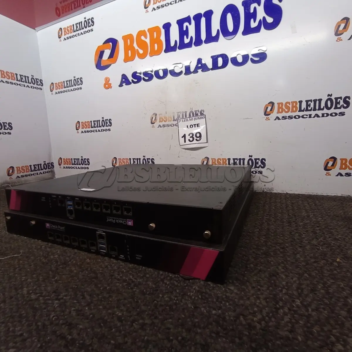 LOTE 139 - 02 SERVIDORES DE CHECK POINT. (NO ESTADO) ATENÇÃO! FAZER A VISITAÇÃO ANTES DE ARREMATAR, NÃO SABEMOS SE FUNCIONA, LEILÃO NÃO TEM GARANTIA E NEM DEVOLUÇÃO, SUJEITO A POSSÍVEIS AVARIAS VISÍVEIS/OCULTAS E/OU AUSÊNCIA DE COMPONENTES.