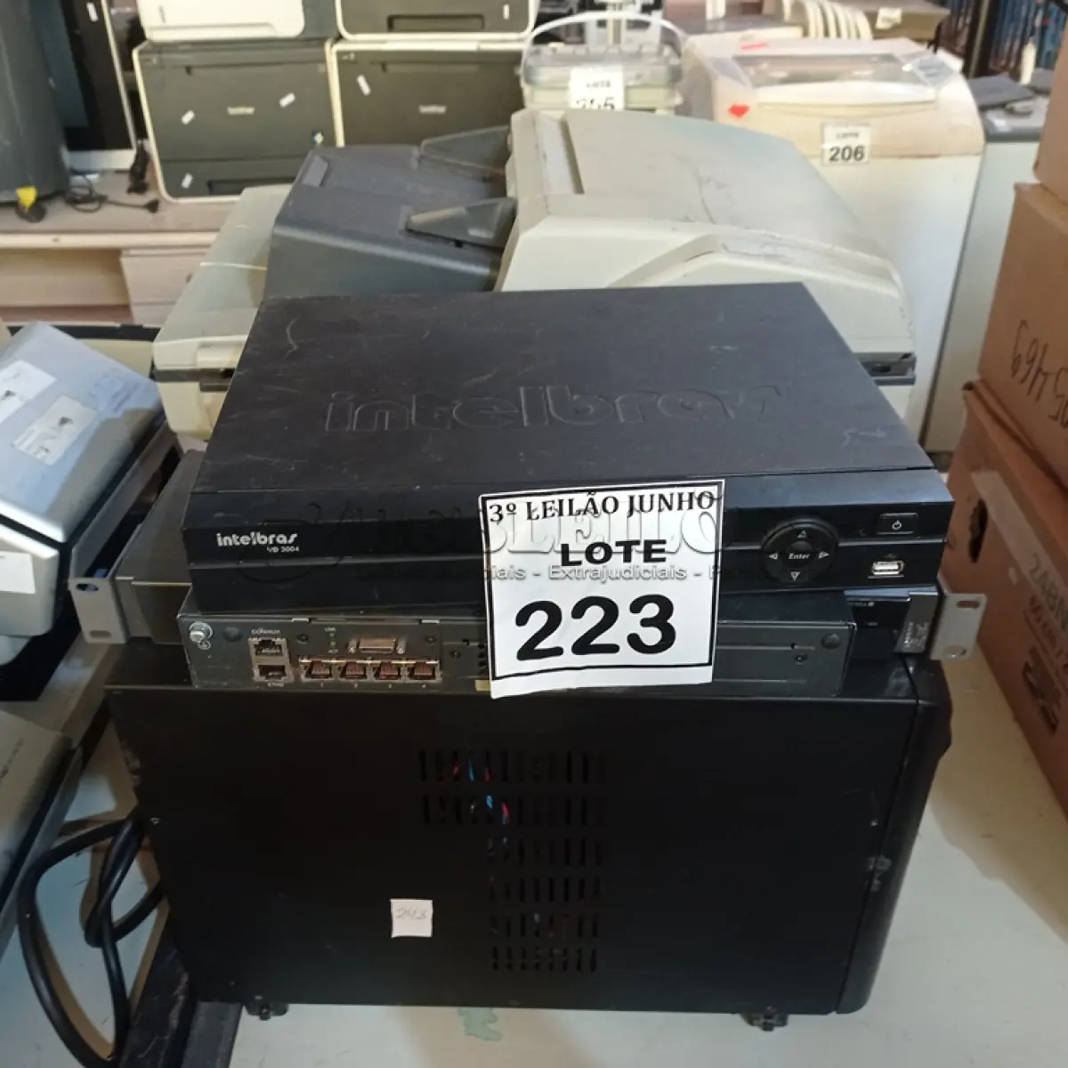 LOTE 223 - 01 IMPRESSORA MULTIFUNCIONAL DCP-8085DN MARCA BROTHER, 01 DVR, 02 SWITCHES E 01 NOBREAK MARCA SMS. (NO ESTADO) ATENÇÃO! FAZER A VISITAÇÃO ANTES DE ARREMATAR, NÃO SABEMOS SE FUNCIONA, LEILÃO NÃO TEM GARANTIA E NEM DEVOLUÇÃO, SUJEITO A POSSÍVEIS AVARIAS VISÍVEIS/OCULTAS E/OU AUSÊNCIA DE COMPONENTES.