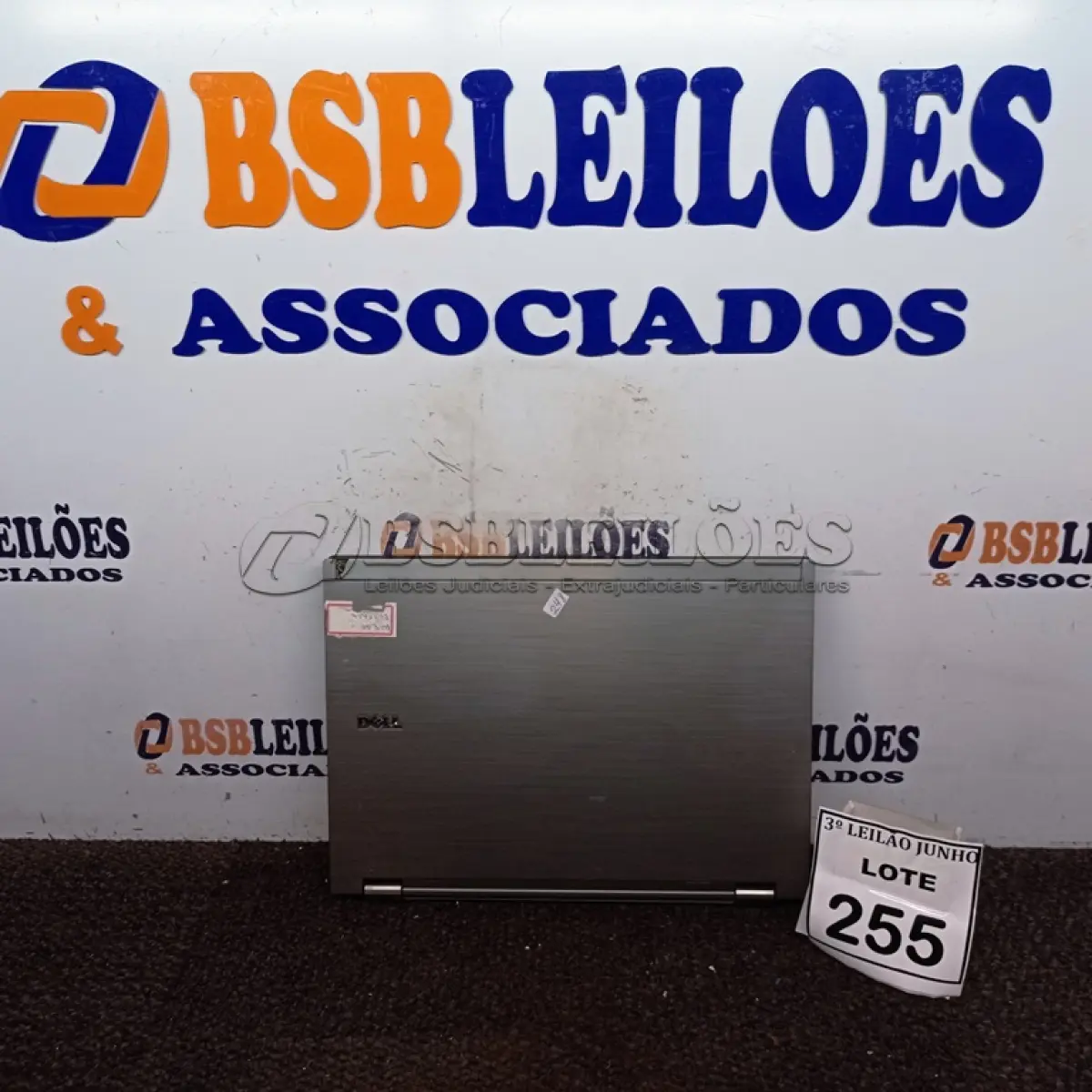LOTE 255 - 01 NOTEBOOK MARCA DELL. (NO ESTADO) ATENÇÃO! FAZER A VISITAÇÃO ANTES DE ARREMATAR, NÃO SABEMOS SE FUNCIONA, LEILÃO NÃO TEM GARANTIA E NEM DEVOLUÇÃO, SUJEITO A POSSÍVEIS AVARIAS VISÍVEIS/OCULTAS E/OU AUSÊNCIA DE COMPONENTES.