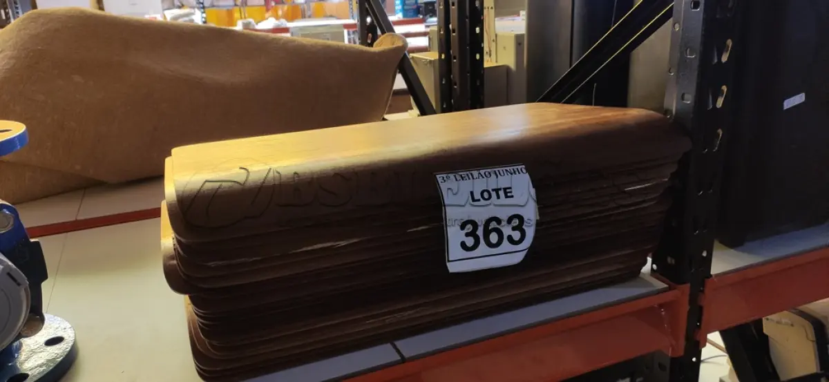 LOTE 363 - 20 TÁBUAS COMPENSADAS VERNIZADAS. (NO ESTADO) ATENÇÃO! FAZER A VISITAÇÃO ANTES DE ARREMATAR, NÃO SABEMOS SE FUNCIONA. LEILÃO NÃO TEM GARANTIA E NEM DEVOLUÇÃO, SUJEITO A POSSÍVEIS AVARIAS VISÍVEIS/OCULTAS E/OU AUSÊNCIA DE COMPONENTES.