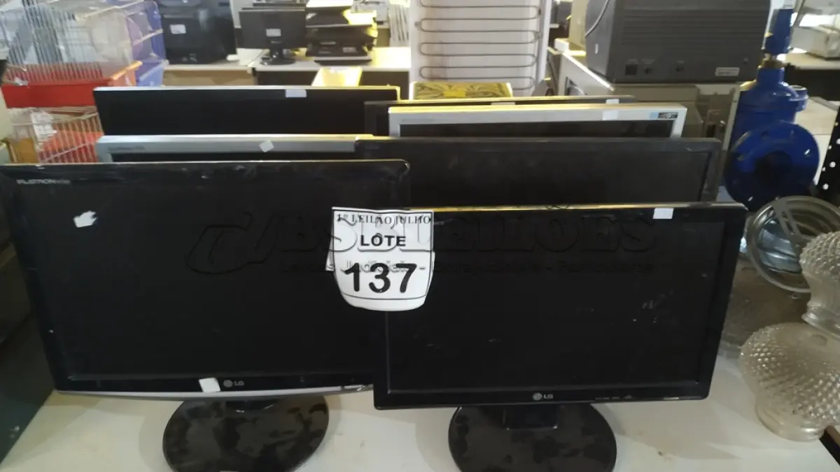 LOTE 137 - 07 MONITORES LCD DE MARCAS E MODELOS DIVERSOS. (NO ESTADO) ATENÇÃO! FAZER A VISITAÇÃO ANTES DE ARREMATAR, NÃO SABEMOS SE FUNCIONA. LEILÃO NÃO TEM GARANTIA E NEM DEVOLUÇÃO, SUJEITO A POSSÍVEIS AVARIAS VISÍVEIS/OCULTAS E/OU AUSÊNCIA DE COMPONENTES.