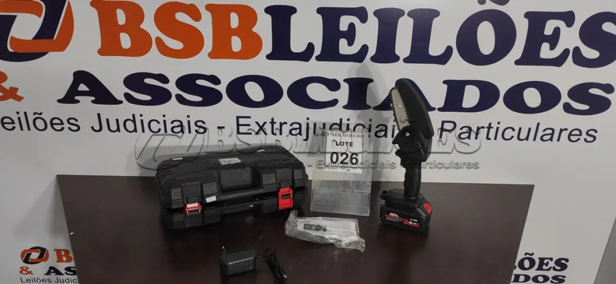 LOTE 026 - 01 MINI PODADOR ELÉTRICO COM CARREGADOR. (NO ESTADO) ATENÇÃO! FAZER A VISITAÇÃO ANTES DE ARREMATAR, NÃO SABEMOS SE FUNCIONA. LEILÃO NÃO TEM GARANTIA E NEM DEVOLUÇÃO, SUJEITO A POSSÍVEIS AVARIAS VISÍVEIS/OCULTAS E/OU AUSÊNCIA DE COMPONENTES.