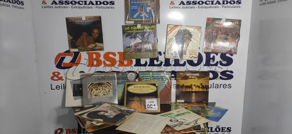 LOTE 004 - 01 LOTE COM VÁRIOS DISCOS DE VINIL.  (NO ESTADO) ATENÇÃO! FAZER A VISITAÇÃO ANTES DE ARREMATAR, NÃO SABEMOS SE FUNCIONA. LEILÃO NÃO TEM GARANTIA E NEM DEVOLUÇÃO, SUJEITO A POSSÍVEIS AVARIAS VISÍVEIS/OCULTAS E/OU AUSÊNCIA DE COMPONENTES.