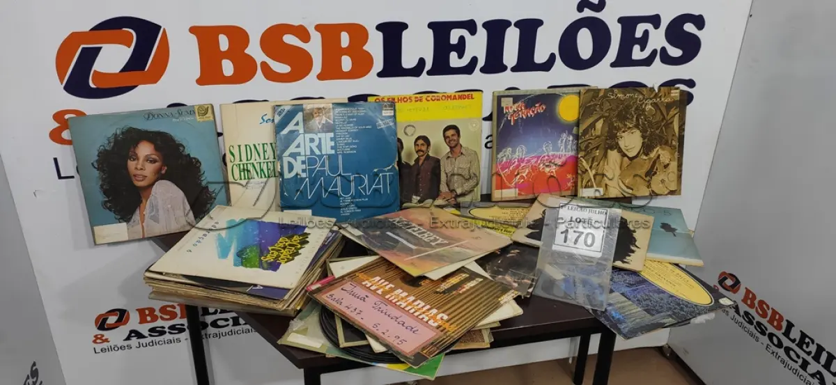 LOTE 170 - 01 LOTE COM VÁRIOS DISCOS DE VINIL. (NO ESTADO) ATENÇÃO! FAZER A VISITAÇÃO ANTES DE ARREMATAR, NÃO SABEMOS SE FUNCIONA. LEILÃO NÃO TEM GARANTIA E NEM DEVOLUÇÃO, SUJEITO A POSSÍVEIS AVARIAS VISÍVEIS/OCULTAS E/OU AUSÊNCIA DE COMPONENTES.