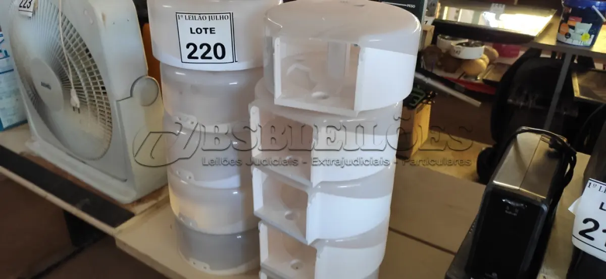 LOTE 220 - 10 DISPENSES DE PAPEL. (NO ESTADO) ATENÇÃO! FAZER A VISITAÇÃO ANTES DE ARREMATAR, NÃO SABEMOS SE FUNCIONA. LEILÃO NÃO TEM GARANTIA E NEM DEVOLUÇÃO, SUJEITO A POSSÍVEIS AVARIAS VISÍVEIS/OCULTAS E/OU AUSÊNCIA DE COMPONENTES.
