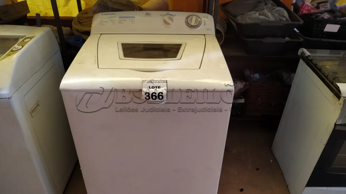 LOTE 366 - 01 MÁQUINA DE LAVAR 8KG MARCA ELECTROLUX 220V COM AVARIAS. (NO ESTADO) ATENÇÃO! FAZER A VISITAÇÃO ANTES DE ARREMATAR, NÃO SABEMOS SE FUNCIONA. LEILÃO NÃO TEM GARANTIA E NEM DEVOLUÇÃO, SUJEITO A POSSÍVEIS AVARIAS VISÍVEIS/OCULTAS E/OU AUSÊNCIA DE COMPONENTES.