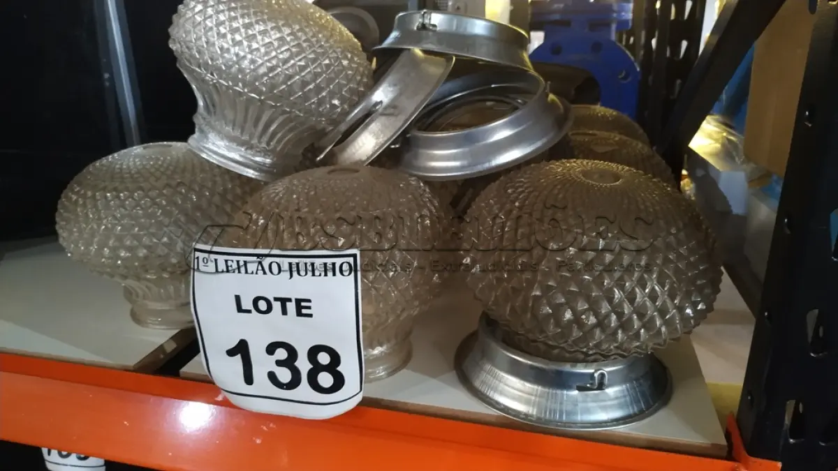 LOTE 138 - 01 LOTE COM VÁRIAS CÚPULAS DE VIDRO. (NO ESTADO) ATENÇÃO! FAZER A VISITAÇÃO ANTES DE ARREMATAR, NÃO SABEMOS SE FUNCIONA. LEILÃO NÃO TEM GARANTIA E NEM DEVOLUÇÃO, SUJEITO A POSSÍVEIS AVARIAS VISÍVEIS/OCULTAS E/OU AUSÊNCIA DE COMPONENTES.