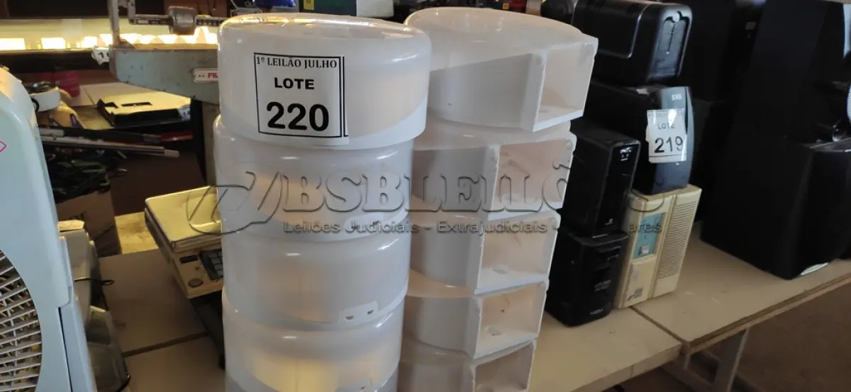 LOTE 220 - 10 DISPENSES DE PAPEL. (NO ESTADO) ATENÇÃO! FAZER A VISITAÇÃO ANTES DE ARREMATAR, NÃO SABEMOS SE FUNCIONA. LEILÃO NÃO TEM GARANTIA E NEM DEVOLUÇÃO, SUJEITO A POSSÍVEIS AVARIAS VISÍVEIS/OCULTAS E/OU AUSÊNCIA DE COMPONENTES.