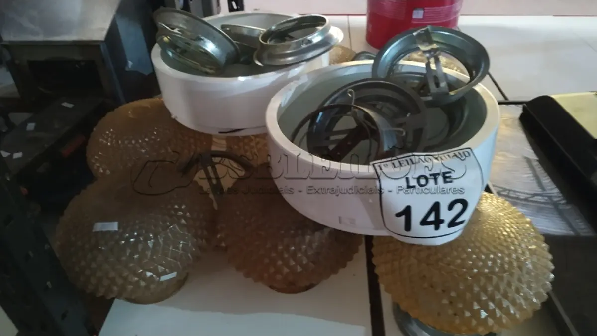 LOTE 142 - 01 LOTE COM VÁRIAS CÚPULAS DE VIDRO E 02 LUMINÁRIAS. (NO ESTADO) ATENÇÃO! FAZER A VISITAÇÃO ANTES DE ARREMATAR, NÃO SABEMOS SE FUNCIONA. LEILÃO NÃO TEM GARANTIA E NEM DEVOLUÇÃO, SUJEITO A POSSÍVEIS AVARIAS VISÍVEIS/OCULTAS E/OU AUSÊNCIA DE COMPONENTES.