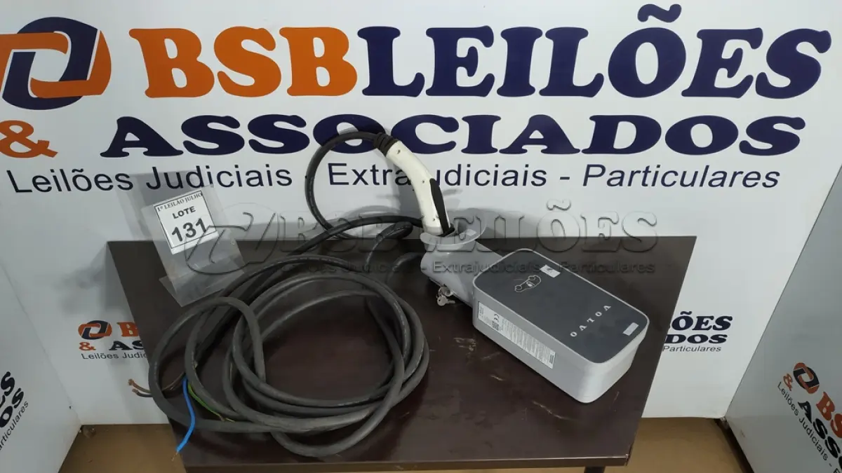 LOTE 131 - 01 CARREGADOR PARA VEÍCULOS ELÉTRICOS DA MARCA VOLVO. (NO ESTADO) ATENÇÃO! FAZER A VISITAÇÃO ANTES DE ARREMATAR, NÃO SABEMOS SE FUNCIONA. LEILÃO NÃO TEM GARANTIA E NEM DEVOLUÇÃO, SUJEITO A POSSÍVEIS AVARIAS VISÍVEIS/OCULTAS E/OU AUSÊNCIA DE COMPONENTES.