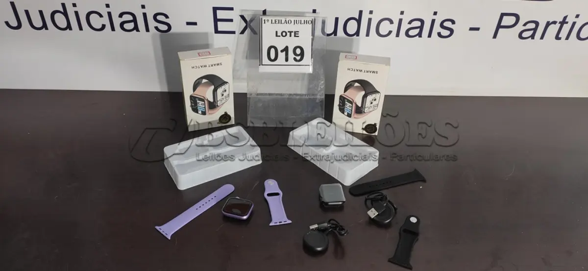 LOTE 019 - 02 RELÓGIOS SMART WATCH.  (NO ESTADO) ATENÇÃO! FAZER A VISITAÇÃO ANTES DE ARREMATAR, NÃO SABEMOS SE FUNCIONA. LEILÃO NÃO TEM GARANTIA E NEM DEVOLUÇÃO, SUJEITO A POSSÍVEIS AVARIAS VISÍVEIS/OCULTAS E/OU AUSÊNCIA DE COMPONENTES.