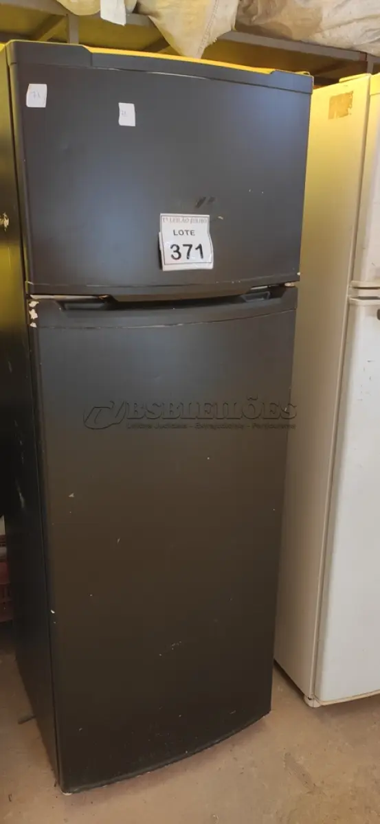 LOTE 371 - 01 GELADEIRA SEM MARCA APARENTE 220V COM AVARIAS. (NO ESTADO) ATENÇÃO! FAZER A VISITAÇÃO ANTES DE ARREMATAR, NÃO SABEMOS SE FUNCIONA. LEILÃO NÃO TEM GARANTIA E NEM DEVOLUÇÃO, SUJEITO A POSSÍVEIS AVARIAS VISÍVEIS/OCULTAS E/OU AUSÊNCIA DE COMPONENTES.