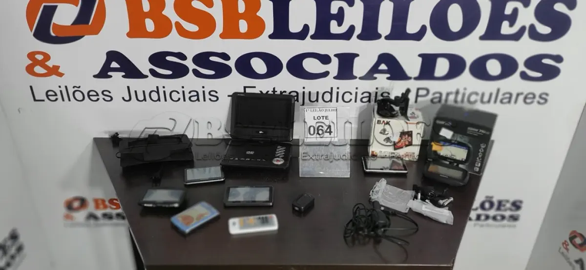 LOTE 064 - 06 APARELHOS DE GPS DE MARCAS E MODELOS DIVERSOS E 01 DVD PORTÁTIL.  (NO ESTADO) ATENÇÃO! FAZER A VISITAÇÃO ANTES DE ARREMATAR, NÃO SABEMOS SE FUNCIONA. LEILÃO NÃO TEM GARANTIA E NEM DEVOLUÇÃO, SUJEITO A POSSÍVEIS AVARIAS VISÍVEIS/OCULTAS E/OU AUSÊNCIA DE COMPONENTES.