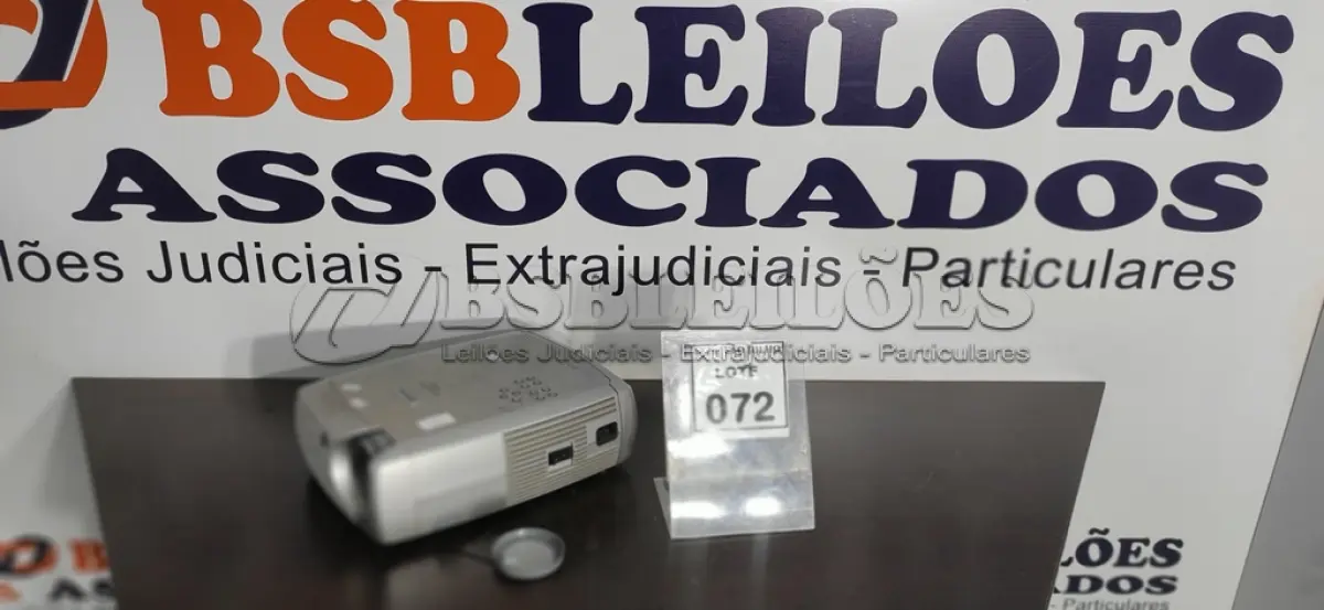 LOTE 072 - 01 PROJETOR MULTIMÍDIA MODELO SCREEN PLAY 4805 MARCA INFOCUS.  (NO ESTADO) ATENÇÃO! FAZER A VISITAÇÃO ANTES DE ARREMATAR, NÃO SABEMOS SE FUNCIONA. LEILÃO NÃO TEM GARANTIA E NEM DEVOLUÇÃO, SUJEITO A POSSÍVEIS AVARIAS VISÍVEIS/OCULTAS E/OU AUSÊNCIA DE COMPONENTES.