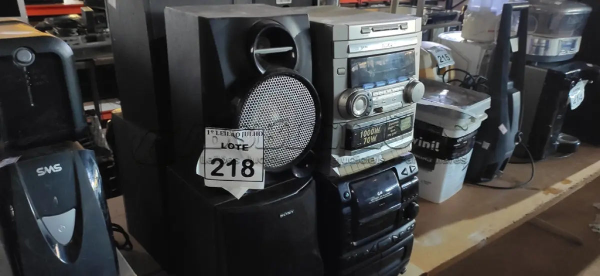 LOTE 218 - 02 APARELHOS DE SOM E 06 CAIXAS AVULSAS. (NO ESTADO) ATENÇÃO! FAZER A VISITAÇÃO ANTES DE ARREMATAR, NÃO SABEMOS SE FUNCIONA. LEILÃO NÃO TEM GARANTIA E NEM DEVOLUÇÃO, SUJEITO A POSSÍVEIS AVARIAS VISÍVEIS/OCULTAS E/OU AUSÊNCIA DE COMPONENTES.