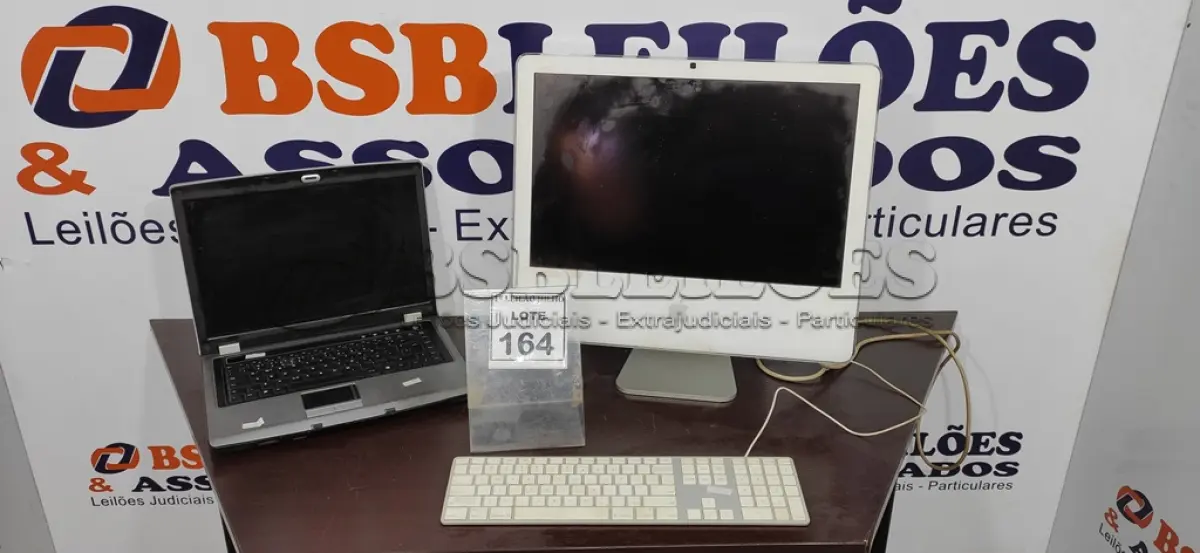 LOTE 164 - 01 IMAC COM TECLADO E 01 NOTEBOOK MARCA VECTOR. (NO ESTADO) ATENÇÃO! FAZER A VISITAÇÃO ANTES DE ARREMATAR, NÃO SABEMOS SE FUNCIONA. LEILÃO NÃO TEM GARANTIA E NEM DEVOLUÇÃO, SUJEITO A POSSÍVEIS AVARIAS VISÍVEIS/OCULTAS E/OU AUSÊNCIA DE COMPONENTES.
