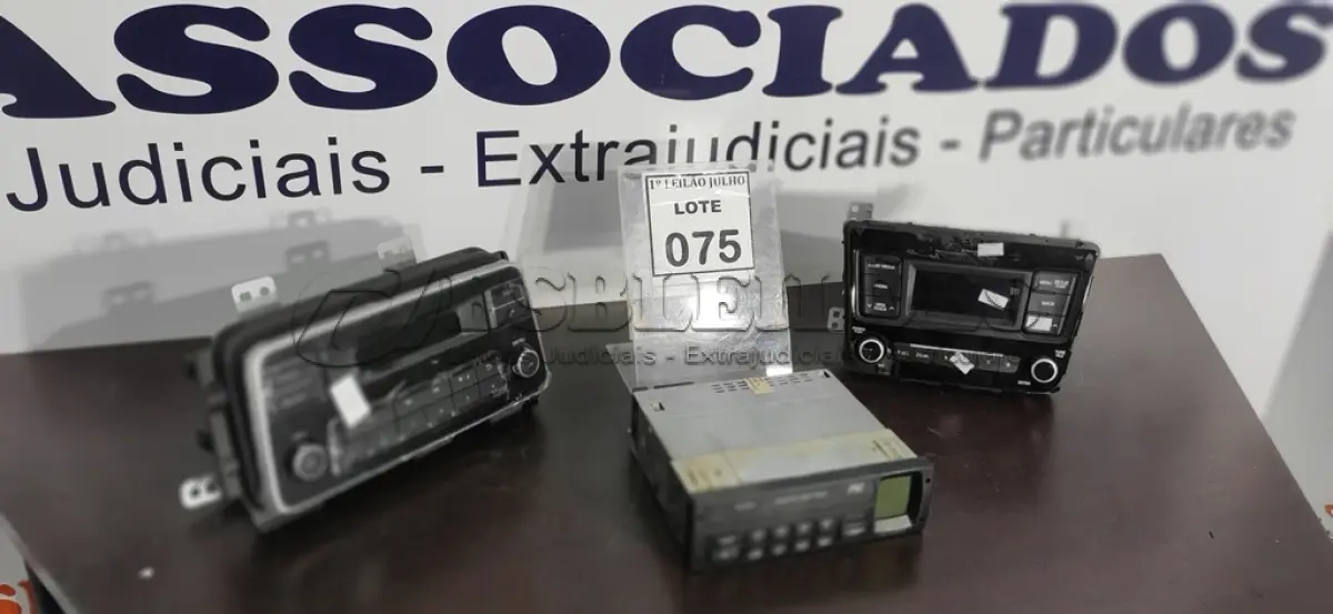 LOTE 075 - 03 APARELHOS DE SOM AUTOMOTIVO.  (NO ESTADO) ATENÇÃO! FAZER A VISITAÇÃO ANTES DE ARREMATAR, NÃO SABEMOS SE FUNCIONA. LEILÃO NÃO TEM GARANTIA E NEM DEVOLUÇÃO, SUJEITO A POSSÍVEIS AVARIAS VISÍVEIS/OCULTAS E/OU AUSÊNCIA DE COMPONENTES.