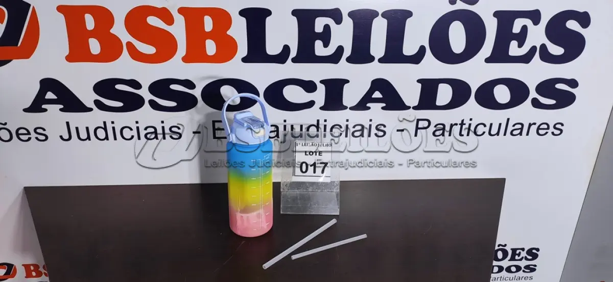 LOTE 017 - 01 GARRAFA D’AGUA DE 2L.  (NO ESTADO) ATENÇÃO! FAZER A VISITAÇÃO ANTES DE ARREMATAR, NÃO SABEMOS SE FUNCIONA. LEILÃO NÃO TEM GARANTIA E NEM DEVOLUÇÃO, SUJEITO A POSSÍVEIS AVARIAS VISÍVEIS/OCULTAS E/OU AUSÊNCIA DE COMPONENTES.